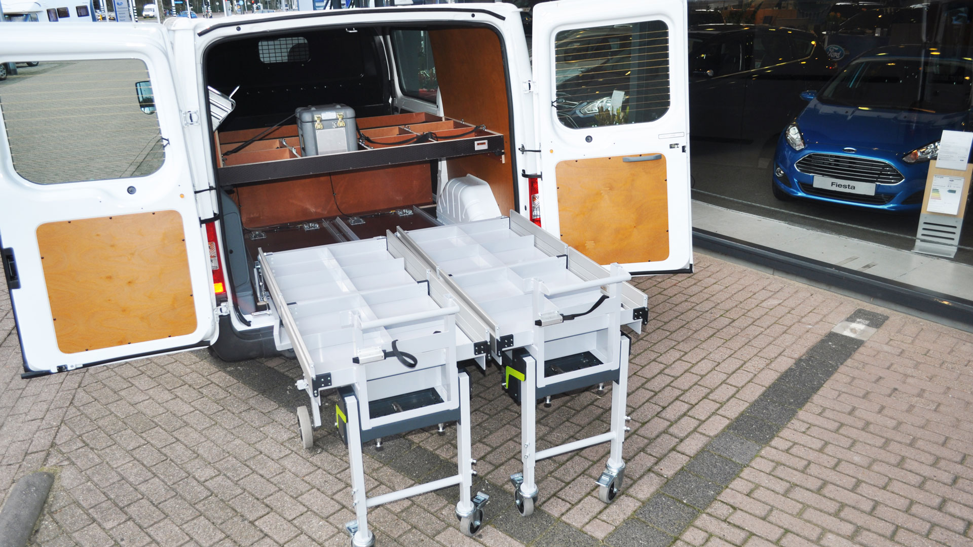 Uniek transportsysteem voor bedrijfswageninrichting